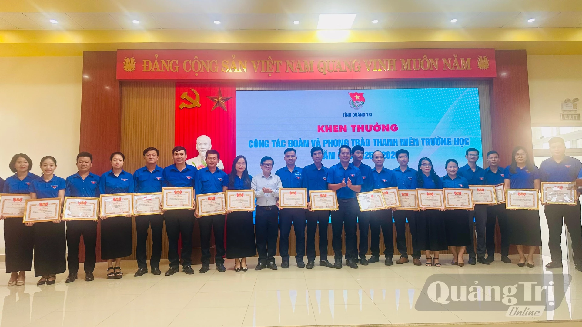 Ban Chấp hành tỉnh Đoàn tặng bằng khen cho các tập thể và cá nhân đã có thành tích xuất sắc công tác Đoàn và phong trào thanh niên trường học năm học 2025 - 2026 - Ảnh: B.N