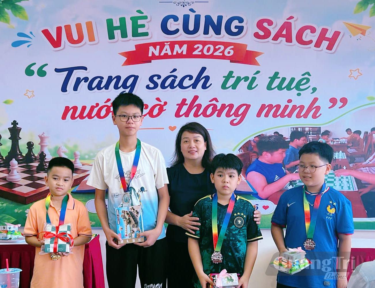 Ban tổ chức trao 7 Huy chương Vàng, 7 Huy chương Bạc và 14 Huy chương Đồng cho các em học sinh tham gia giải - Ảnh: T.L