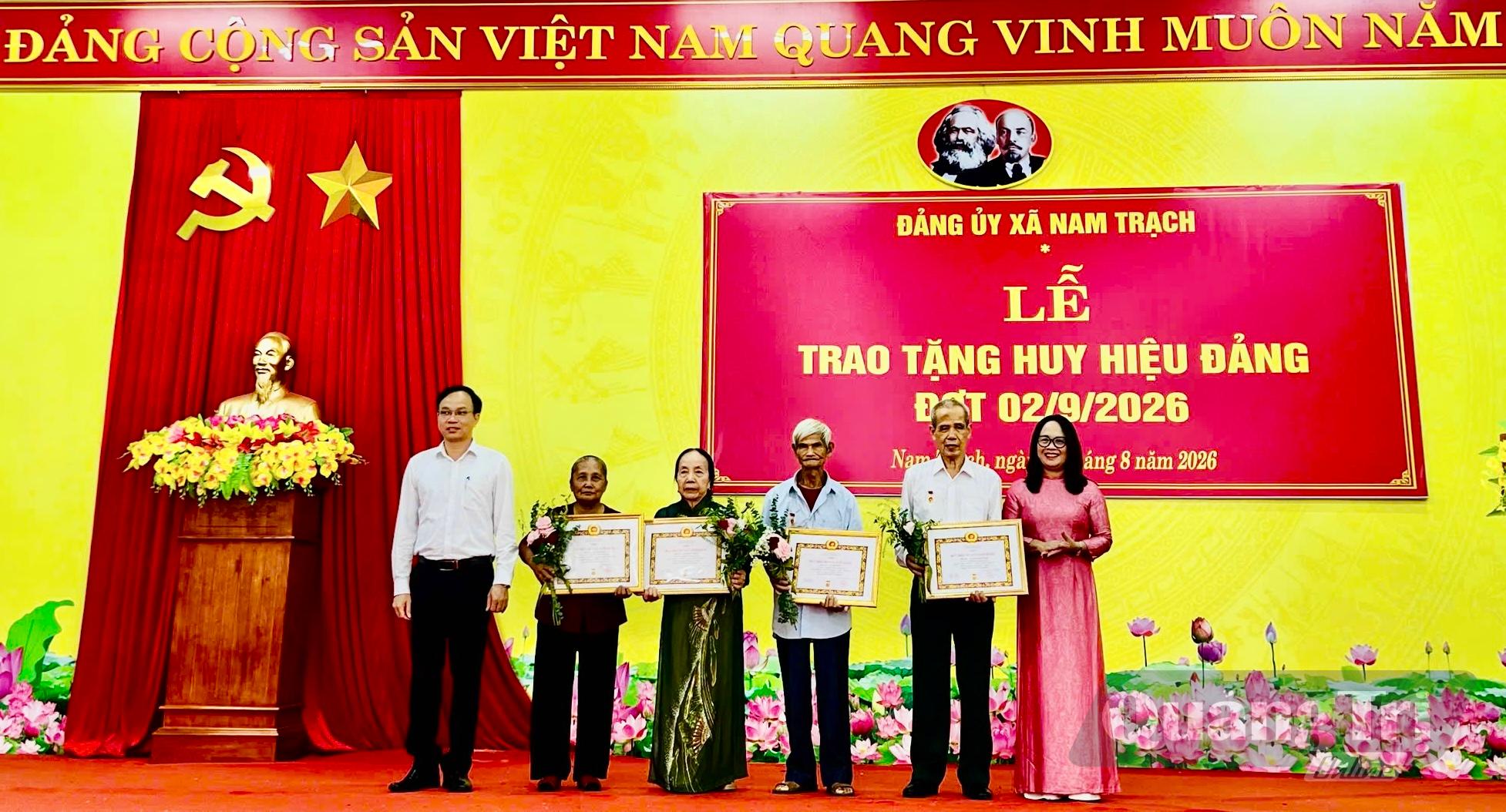 Lễ trao Huy hiệu Đảng cho các đảng viên được các đảng bộ, chi bộ trên địa bàn tỉnh tổ chức trang trọng, ý nghĩa - Ảnh: L.M