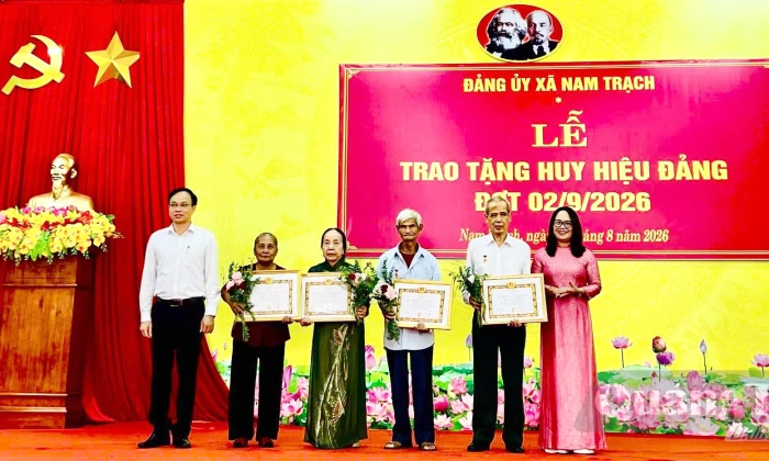 Toàn tỉnh có 6.525 đảng viên được tặng và truy tặng Huy hiệu Đảng