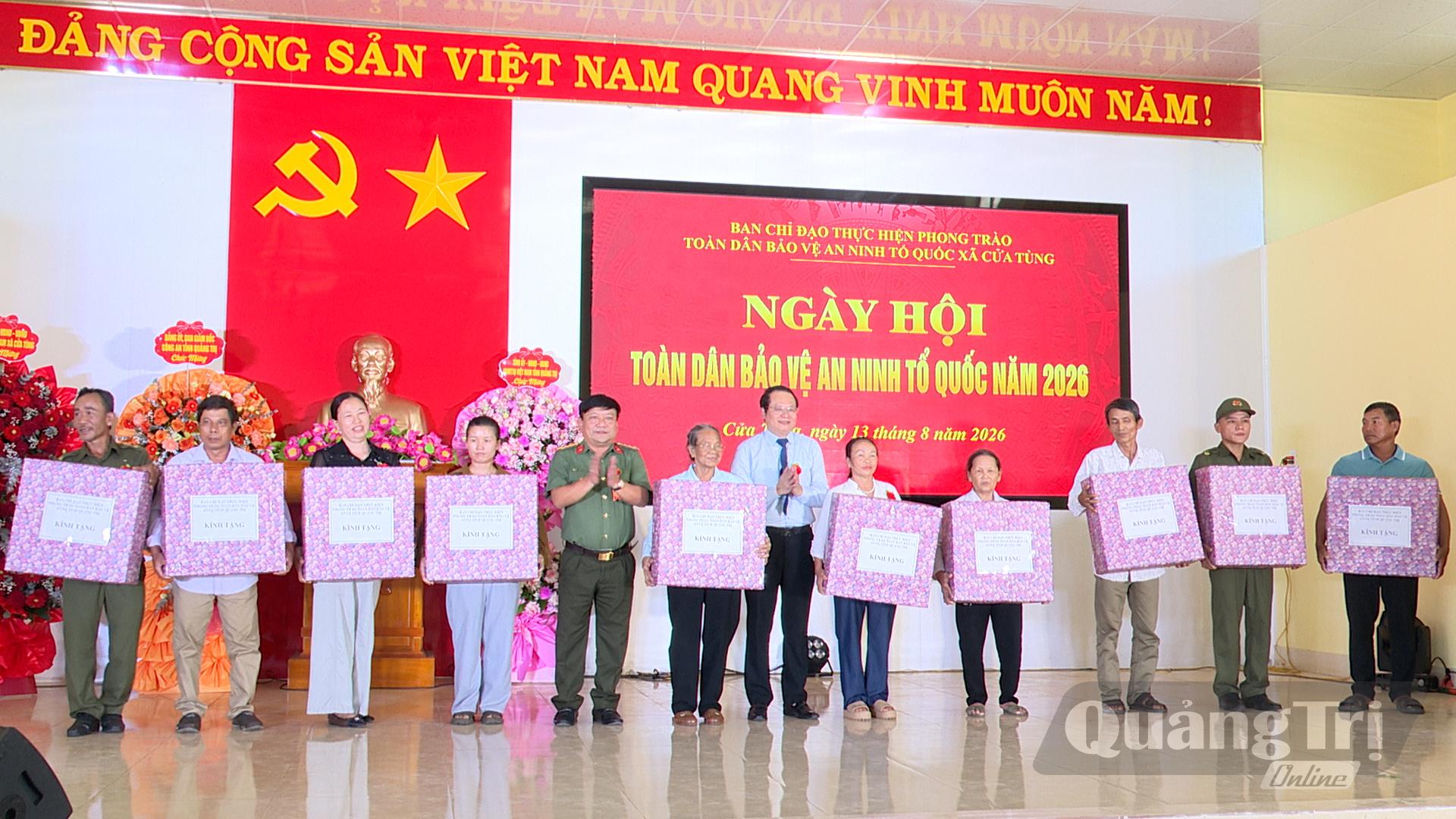 Tặng qùa gia đình chính sách và người có công trên địa bàn xã Cửa Tùng - Ảnh: K.N
