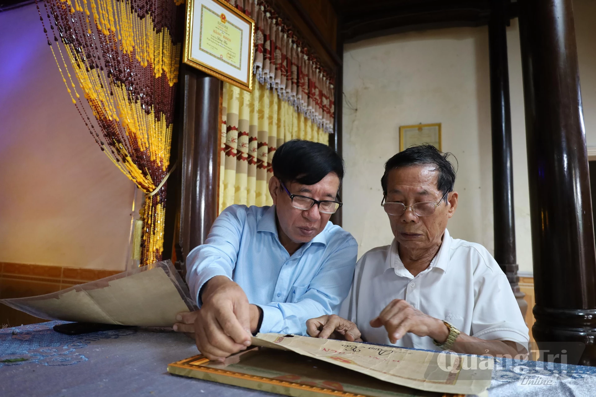 Với gia đình ông Đặng Đình Thơi (bên phải), những câu chuyện về ngôi nhà xưa luôn là niềm tự hào to lớn - Ảnh: D.H