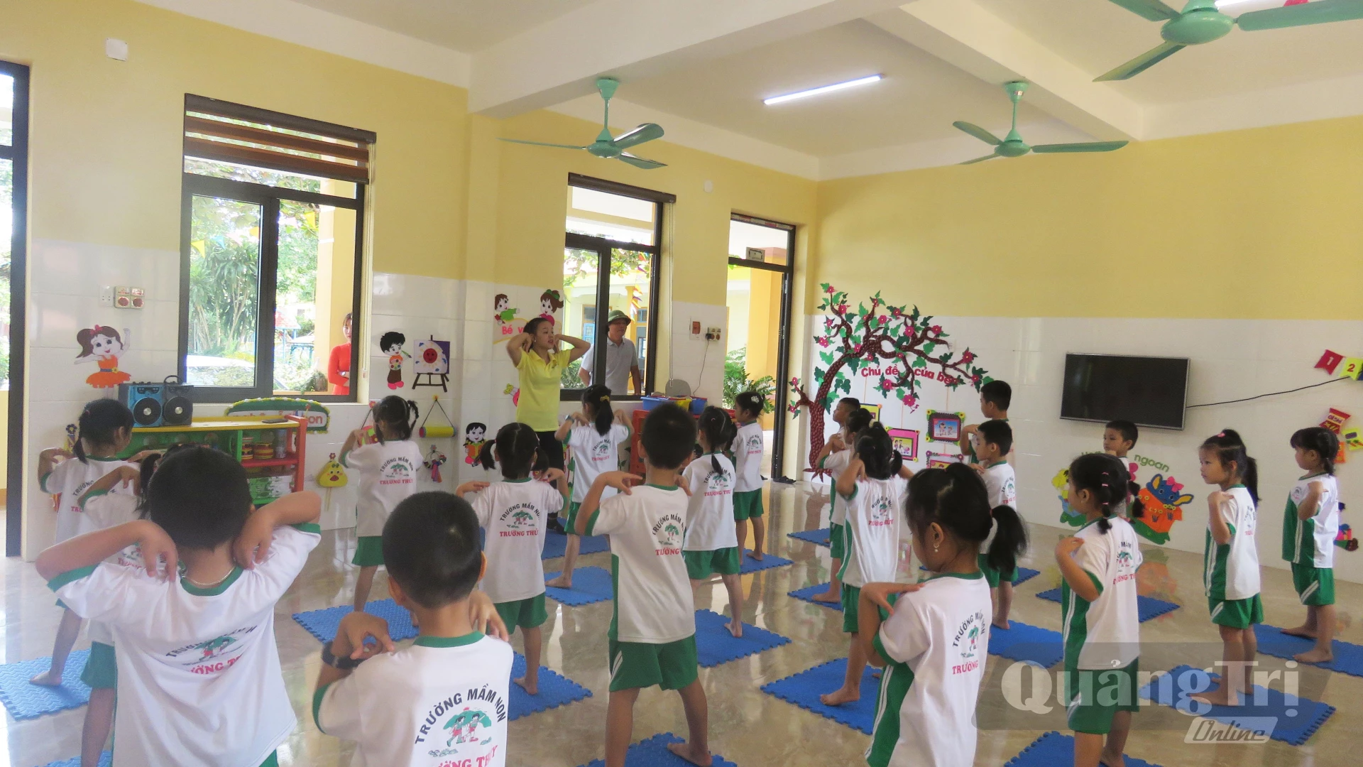 Các trường mầm non đều chú trọng đầu tư không gian vận động để tổ chức tốt hoạt động vui chơi trải nghiệm cho trẻ - Ảnh: Nh.V
