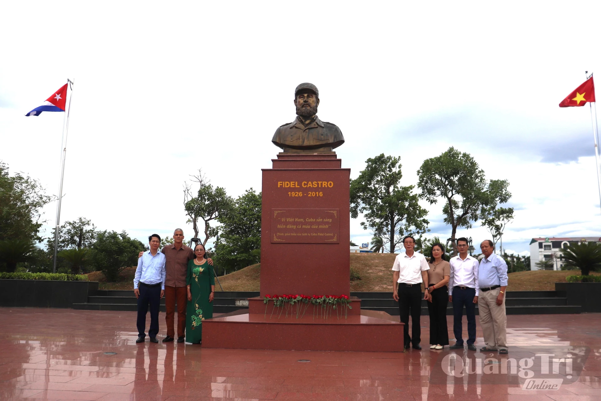 Bà Nguyễn Thị Hương chụp ảnh lưu niệm với đoàn khách đến từ đất nước Cuba-Ảnh: T.P