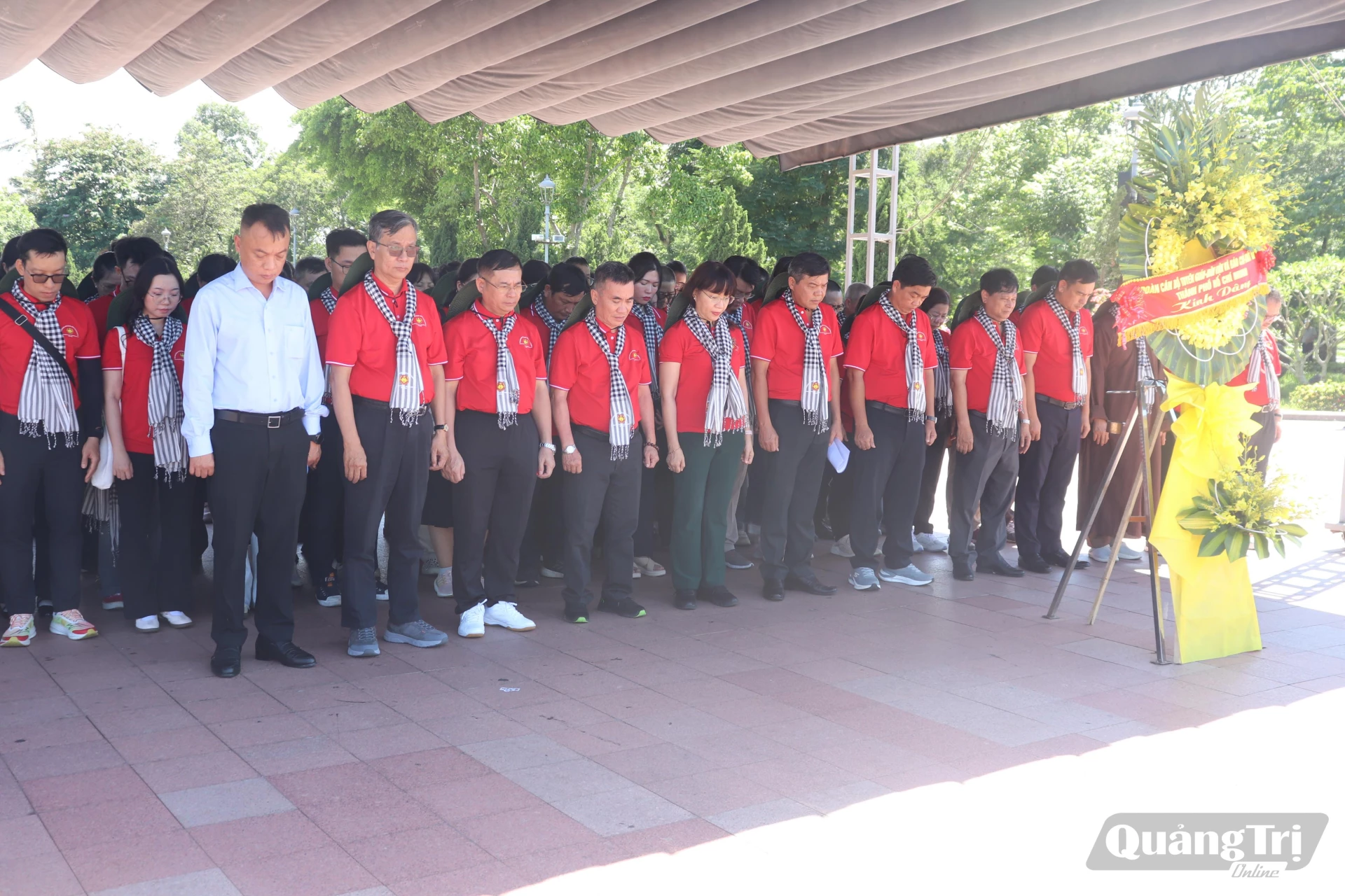 
Các thành viên đoàn công tác của Ban Tuyên giáo và Dân vận Thành ủy thành phố Hồ Chí Minh dành một phút mặc niệm tại Di tích quốc gia đặc biệt Thành Cổ Quảng Trị - Ảnh: T.P
