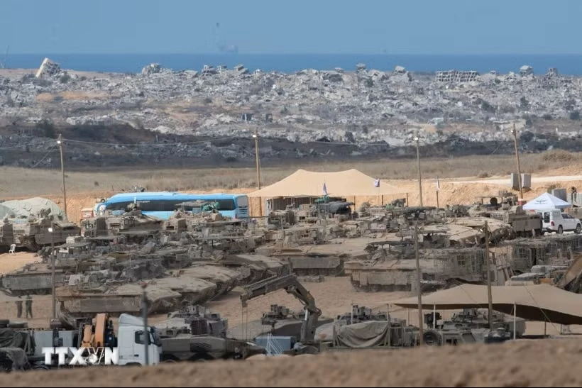 Xe quân sự Israel được triển khai tại biên giới với Gaza ngày 10/10/2025. (Ảnh: THX/TTXVN)
