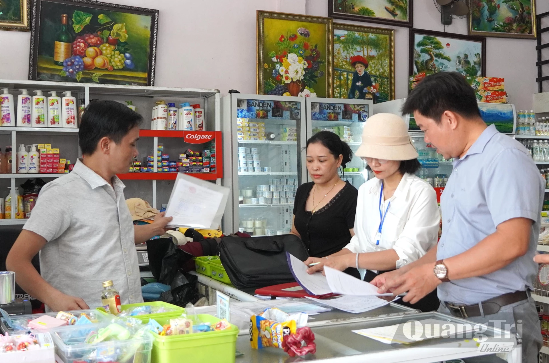 Phường Đồng Hới tổ chức đoàn liên ngành tăng cường kiểm tra các cơ sở sản xuất kinh doanh thực phẩm trên địa bàn - Ảnh: H.TR