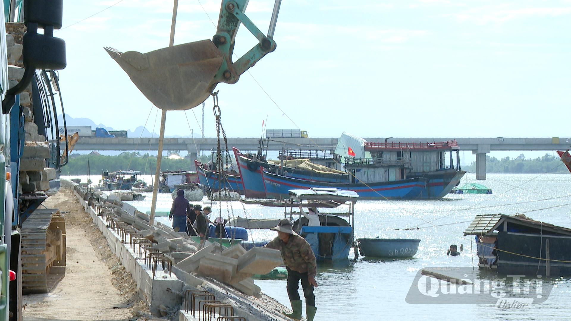 Dự án kè chống sạt lở thôn Cồn Sẻ đang đẩy nhanh tiến độ, phấn đấu hoàn thành trước mùa mưa bão năm nay - Ảnh:Thùy Trang