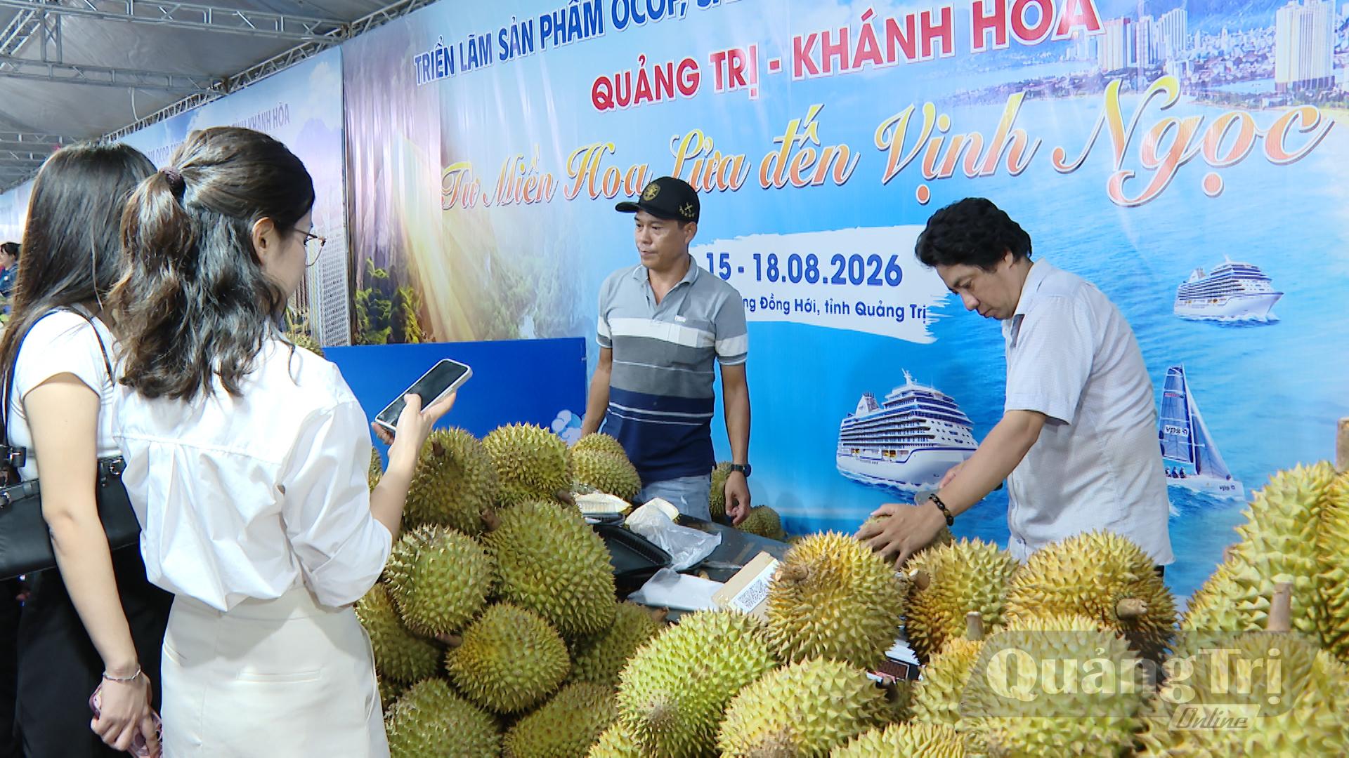 Sâu riêng, một đặc sản từ Khánh Hòa thu hút người dân và du khách - Ảnh: LT