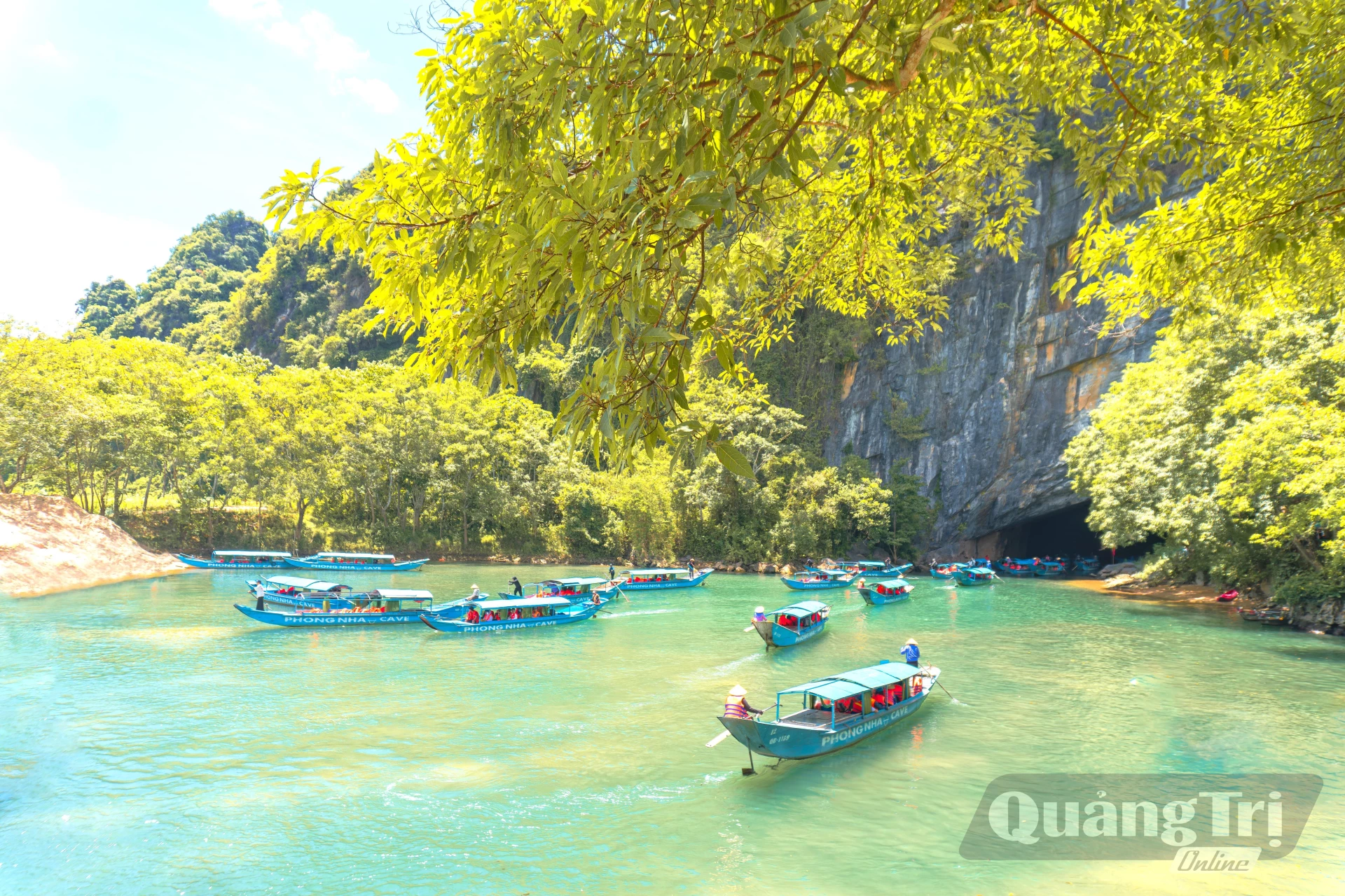 Các thuyền du lịch đưa khách vào tham quan động Phong Nha - Ảnh: T.Đ