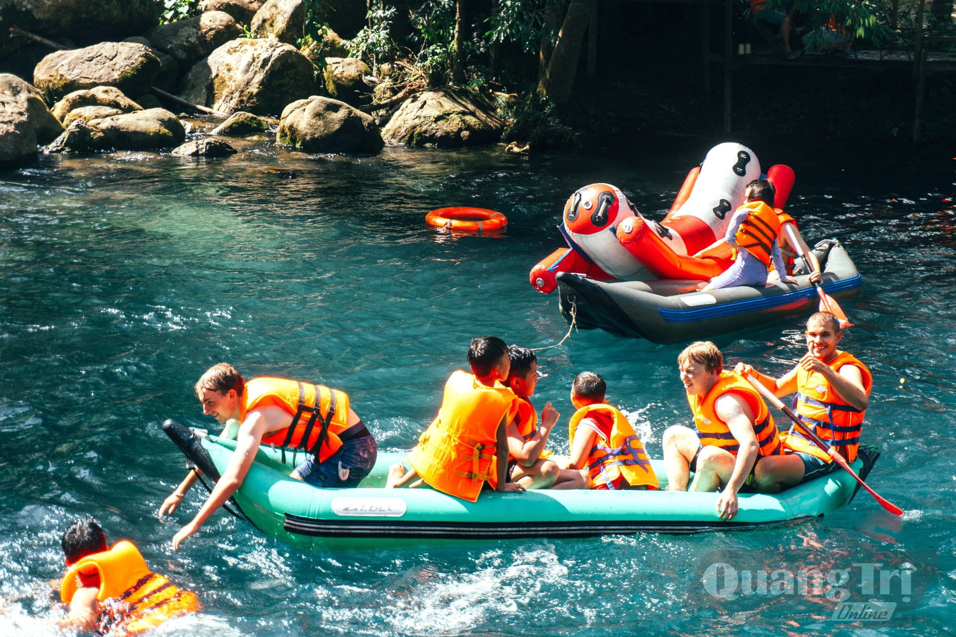 Du khách quốc tế trải nghiệm điểm du lịch Suối Nước Moọc tại Phong Nha – Kẻ Bàng - Ảnh: T.Đ