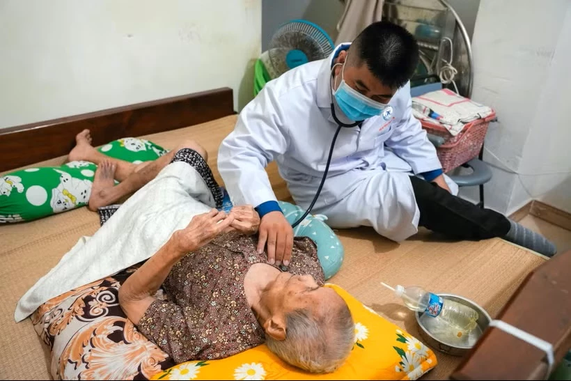 Bác sỹ Bệnh viện Thống Nhất Thành phố Hồ Chí Minh đến tận nhà khám sức khỏe cho người có công trên địa bàn phường Vũng Tàu. (Ảnh: Đinh Hằng/TTXVN)