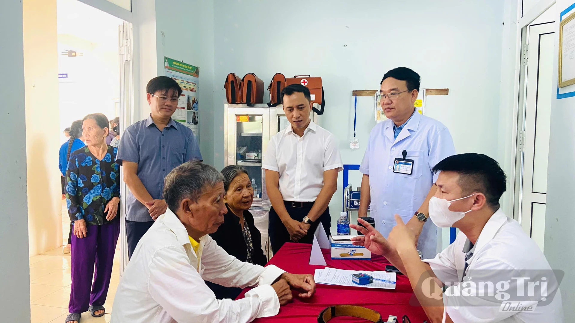 Lãnh đạo chính quyền địa phương xã Tuyên Hóa thăm hỏi, động viên người có công, người khuyết tật và nhân viên y tế - Ảnh: T.N