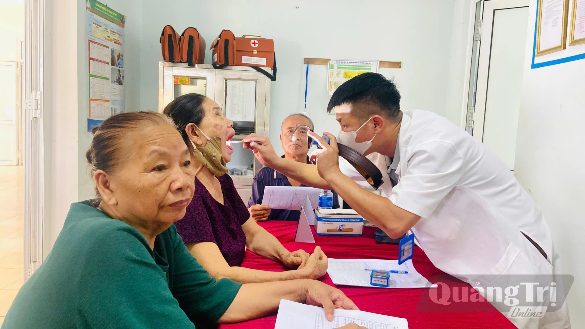 Người dân được kiểm tra các chỉ số sức khỏe cơ bản như chiều cao, cân nặng, huyết áp cũng như được khám chuyên khoa - Ảnh: T.N