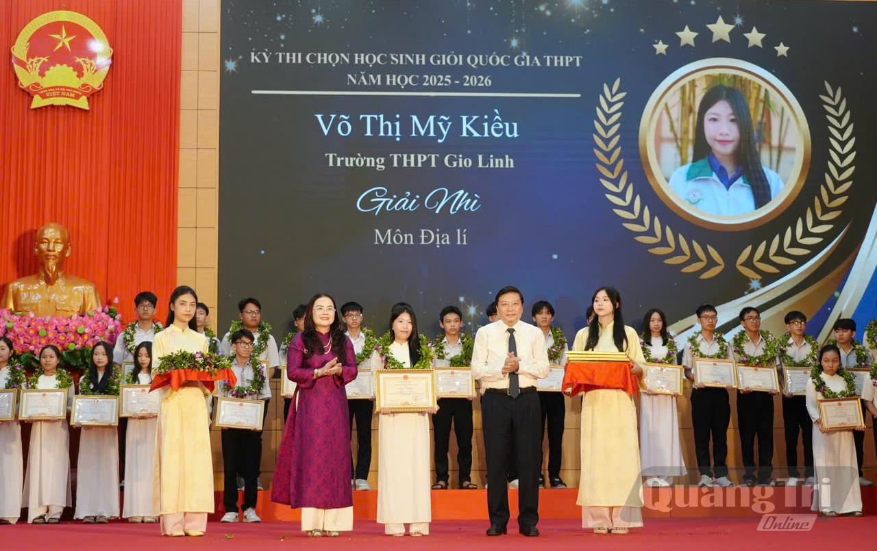 Đồng chí Lê Hồng Vinh, Phó Bí thư Tỉnh ủy, Chủ tịch UBND tỉnh trao bằng khen cho học sinh của nhà trường đạt giải nhì học sinh giỏi quốc gia môn Địa lí - Ảnh: P.K