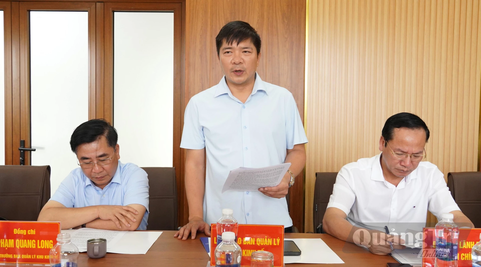 Lãnh đạo Ban Quản lý Khu kinh tế tỉnh báo cáo tại buổi làm việc - Ảnh: Q.V