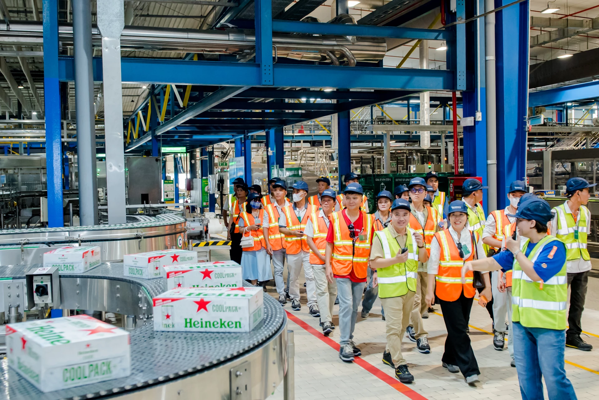 Đoàn đối tác tham quan dây chuyền sản xuất bên trong nhà máy HEINEKEN Việt Nam tại Đà Nẵng. Ảnh P.V