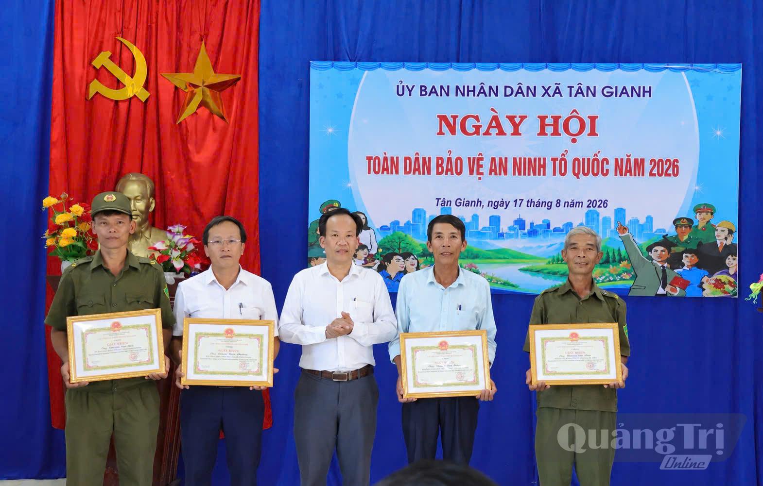 Các tập thể, cá nhân có thành tích tiêu biểu trong phong trào “Toàn dân bảo vệ an ninh Tổ quốc” được lãnh đạo xã Tân Gianh biểu dương, khen thưởng - Ảnh: M.N