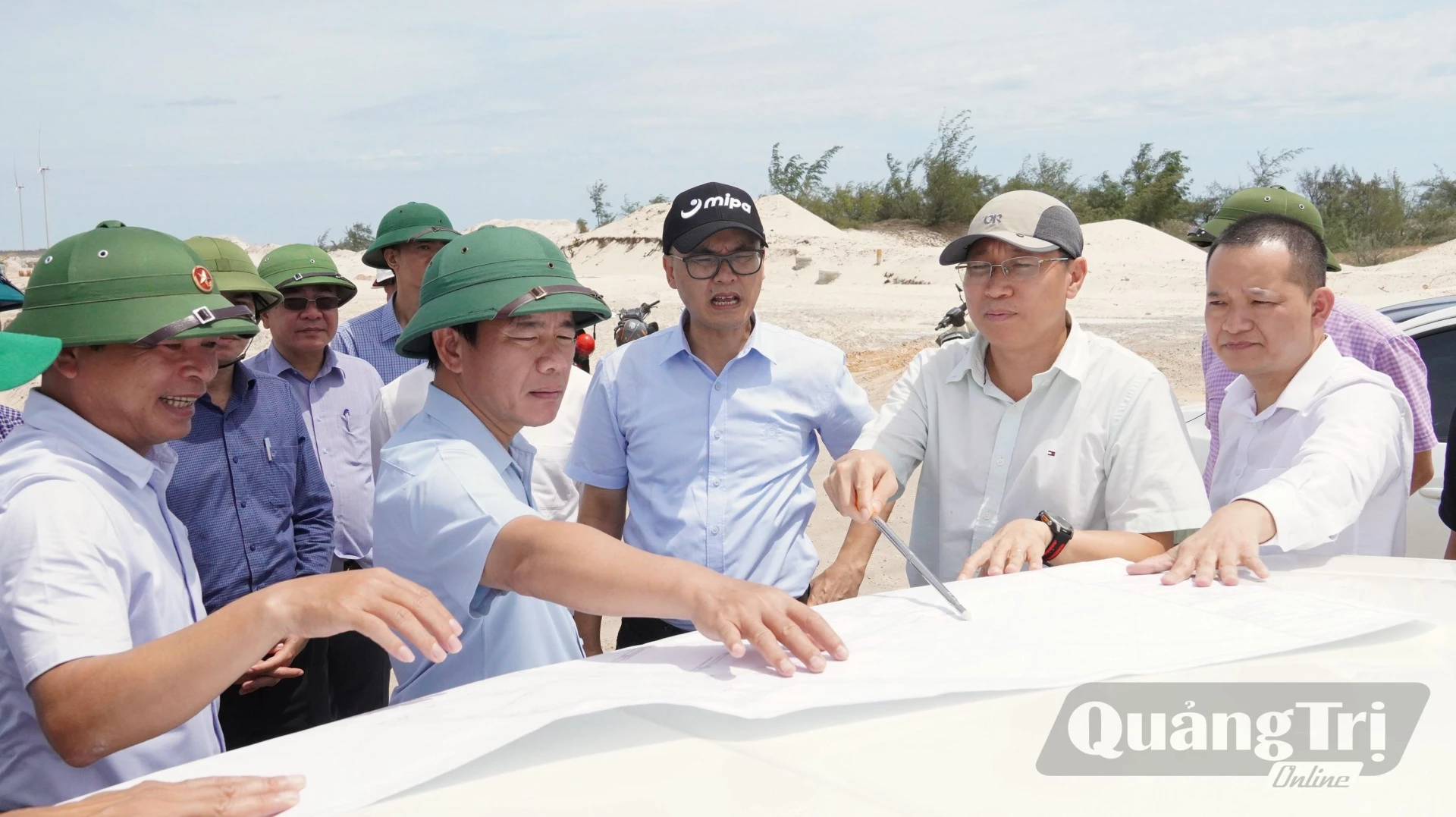 Hiện chủ đầu tư đang tiến hành thi công các hạng mục của dự án như tuyến trục chính; khu xử lý nước thải - Ảnh: Q.V