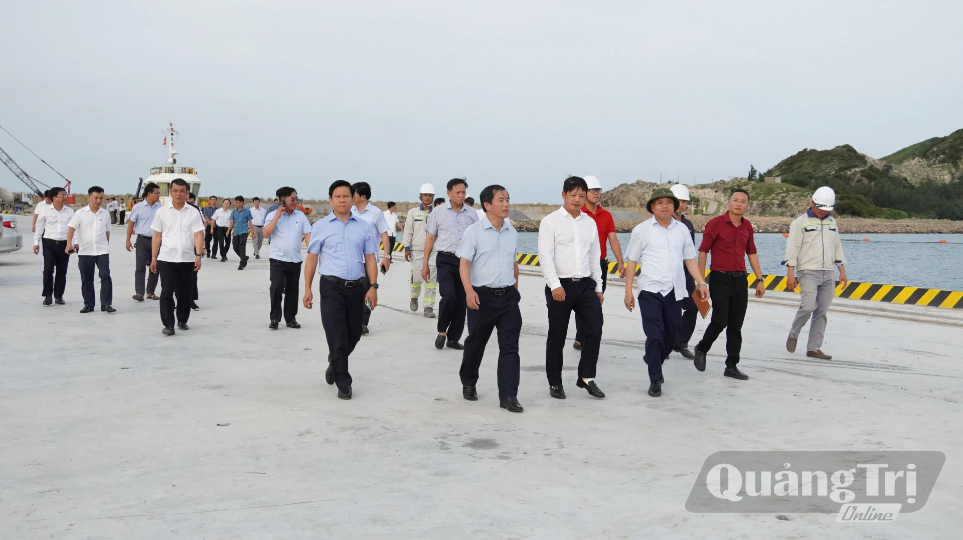 Các đồng chí lãnh đạo tỉnh kiểm tra dự án Cảng tổng hợp quốc tế Hòn La - Ảnh: Q.V