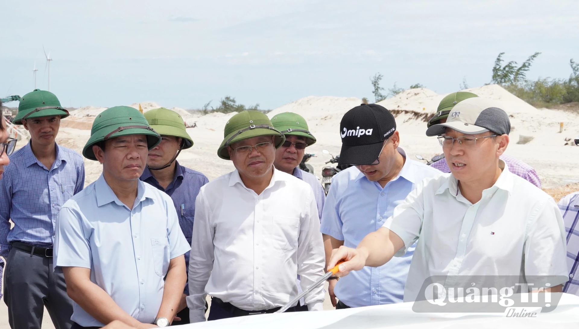 Đồng chí Nguyễn Văn Phương, Bí thư Tỉnh ủy nghe báo cáo tiến độ dự án đầu tư xây dựng và kinh doanh cơ sở hạ tầng Khu công nghiệp Cam Liên - Ảnh: Q.V