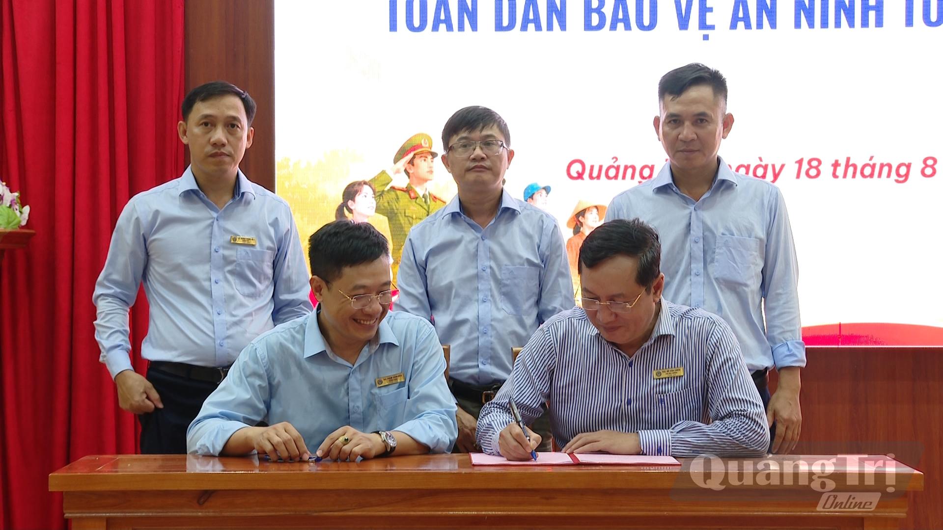Ký cam kết thi đua xây dựng trường Điển hình về phong trào toàn dân bảo vệ an ninh Tổ quốc - Ảnh: K.H