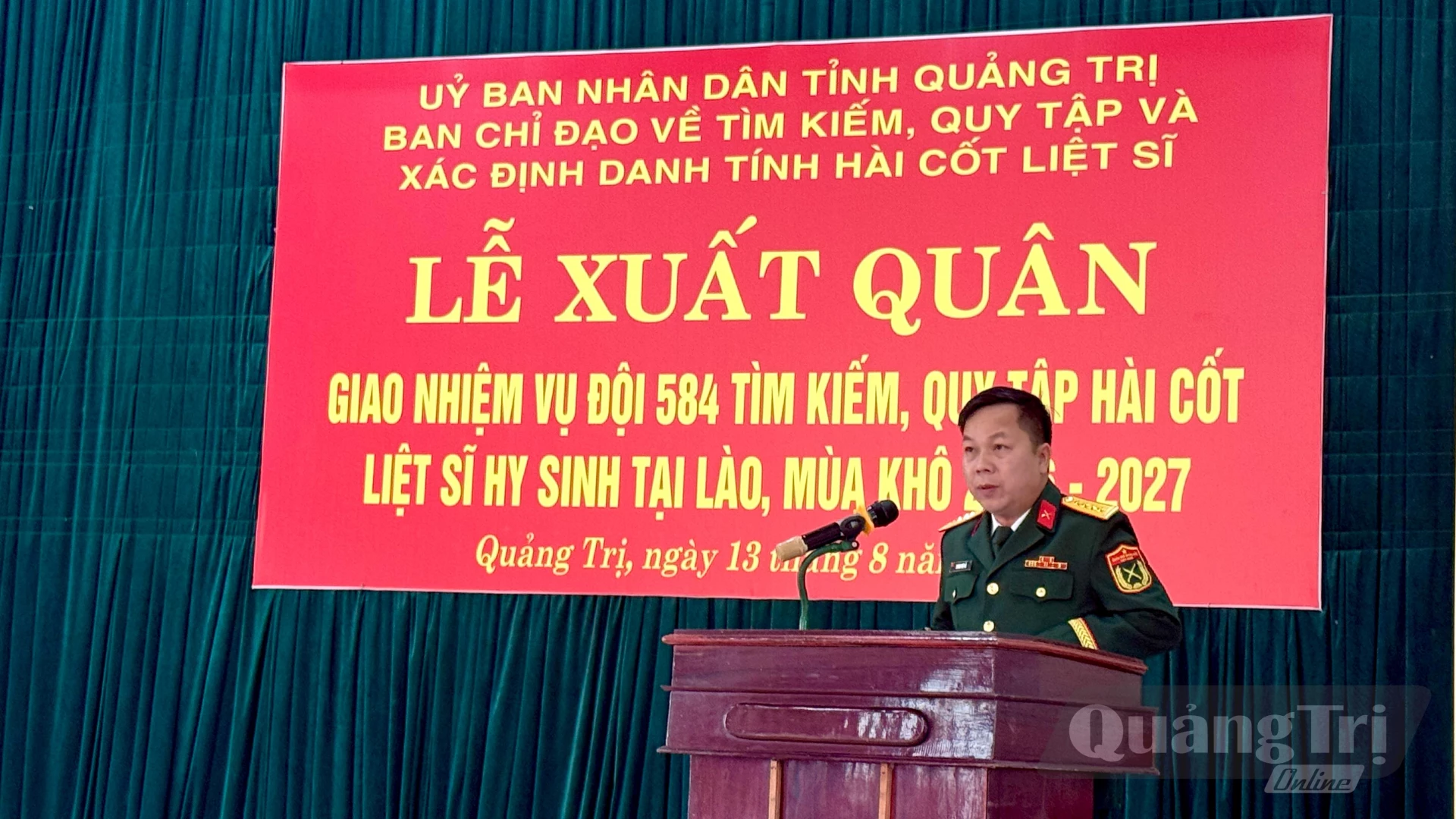 Lãnh đạo Bộ chỉ huy quân sự tỉnh công bố quyết định của Quân khu 4 - Ảnh: MT
