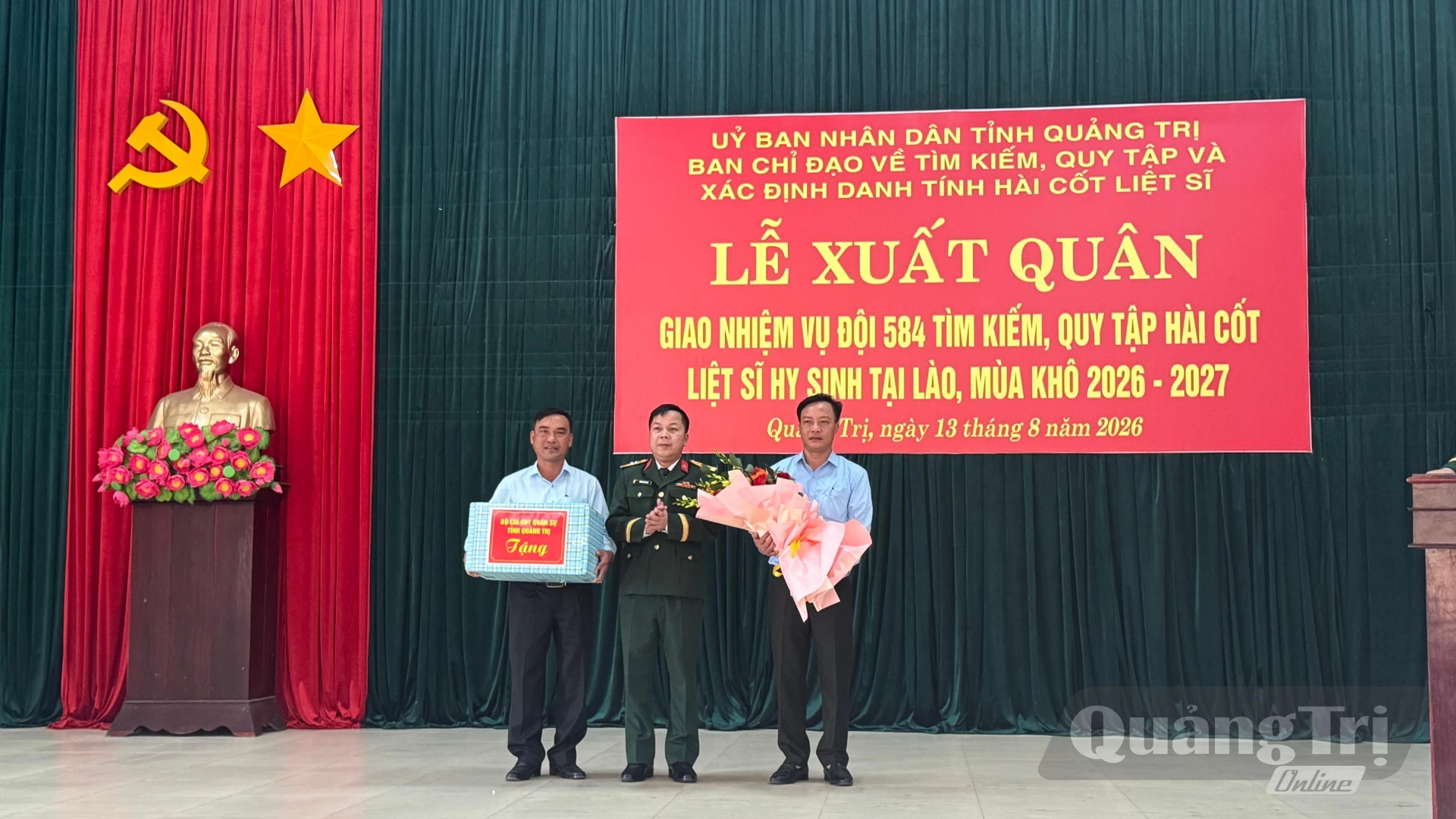 Lãnh đạo Bộ chỉ huy quân sự tỉnh trao quà động viên Đội quy tập 584 - Ảnh: MT
