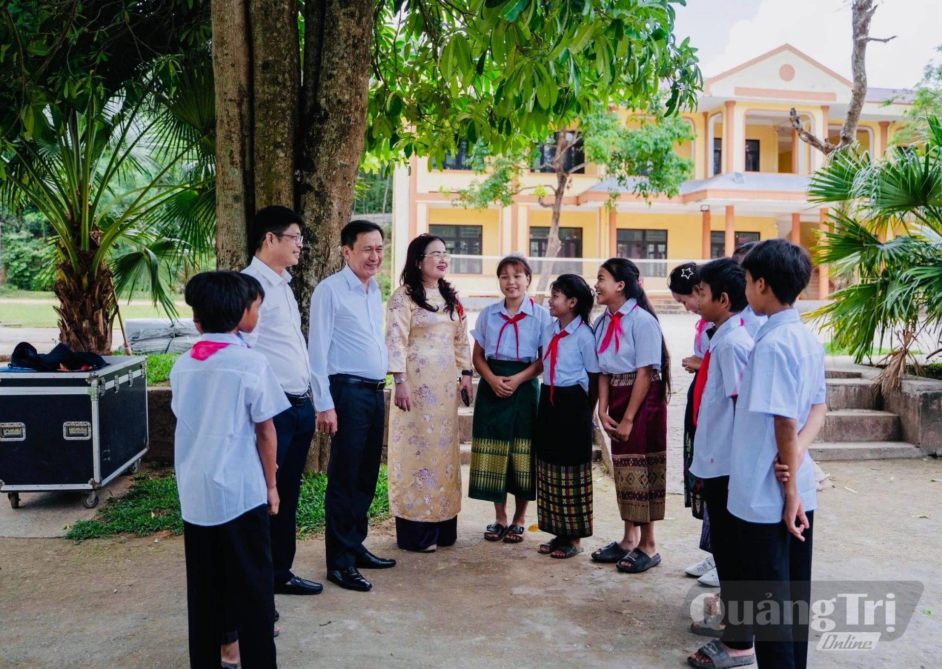 Lãnh đạo Sở GD&ĐT thăm, động viên học sinh Trường PTDT Nội trú THCS Thượng Trạch vào cuối năm 2025 - 2026 - Ảnh: K.H