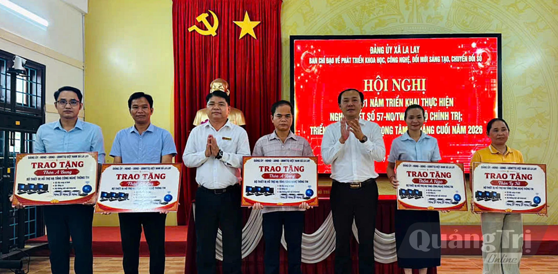 Đại diện Đảng ủy, chính quyền xã La Lay trao tặng máy tính cho các thôn, tạo điều kiện để cán bộ cơ sở ứng dụng công nghệ, hỗ trợ người dân tiếp cận chuyển đổi số - Ảnh: L.A