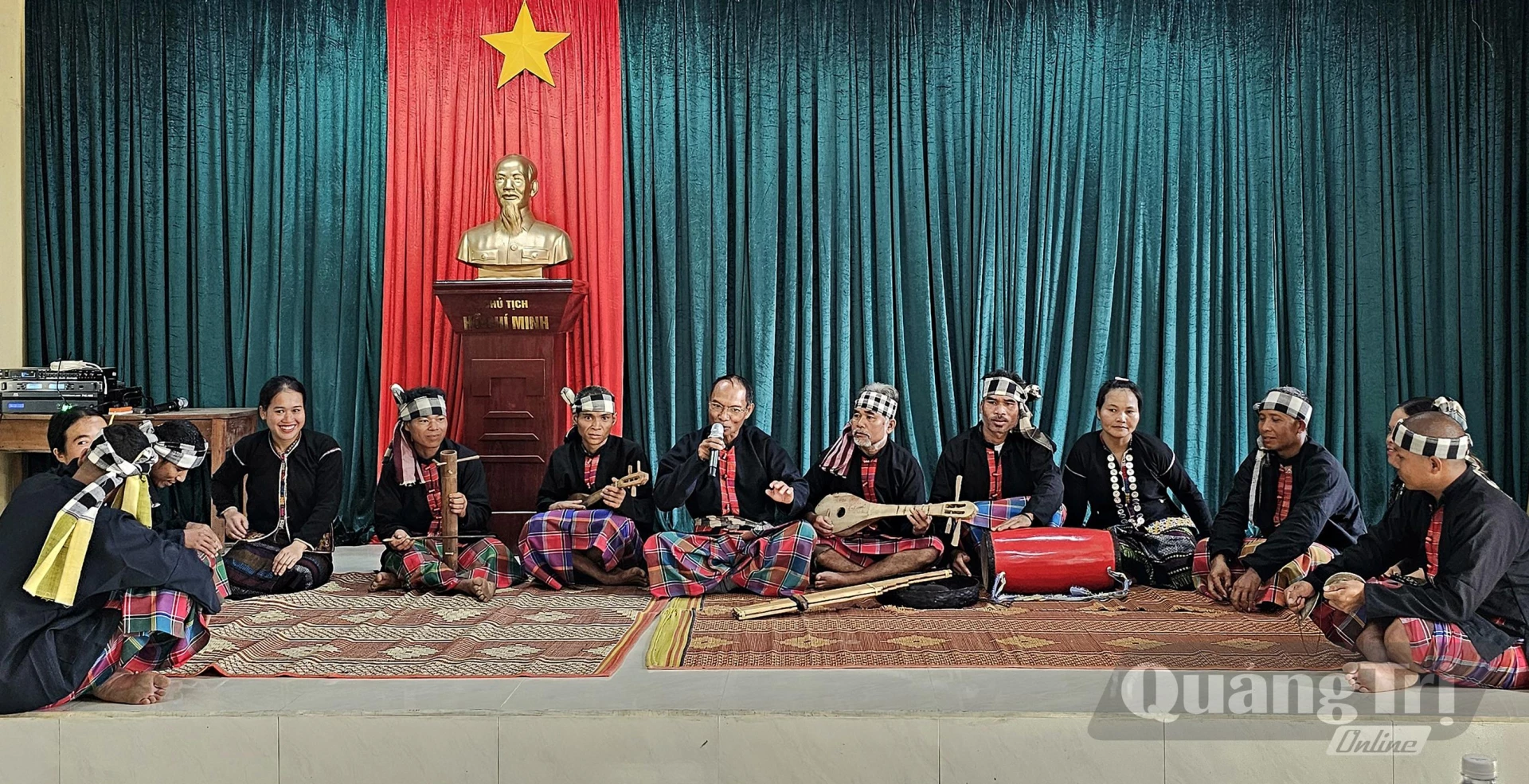 Các thành viên Câu lạc bộ cồng chiêng thôn Ba Tầng, xã A Dơi duy trì sinh hoạt, góp phần bảo tồn những giá trị văn hóa truyền thống của người Pa Kô, Vân Kiều - Ảnh: L.A