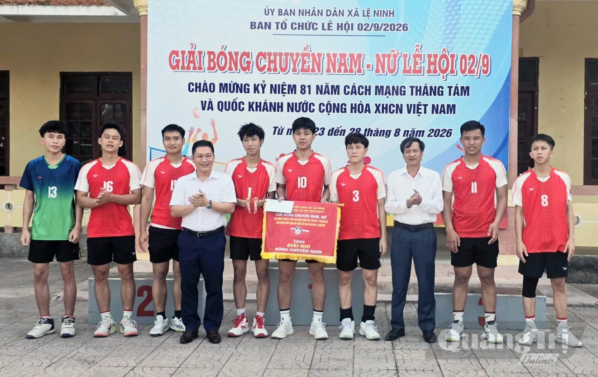 Ban Tổ chức trao giải Nhất cho đội thôn  - Ảnh: L.Chi