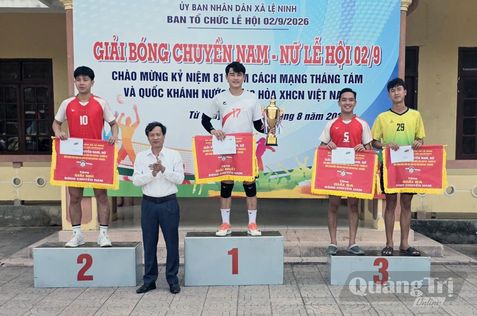 Ban Tổ chức trao giải cho các đội đạt thành tích cao - Ảnh: L.Chi