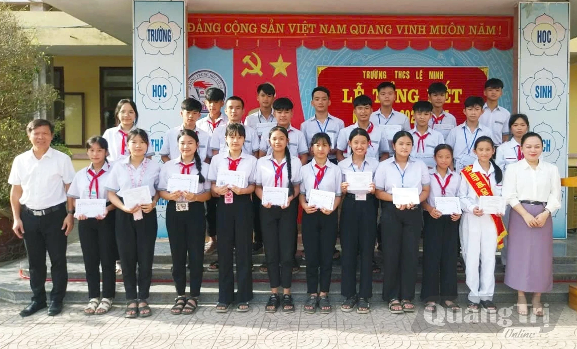 Trao thưởng cho các em học sinh có thành tích xuất sắc - Ảnh: L.C