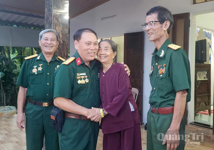 Những người mẹ, người chị... phía Nam sông Thạch Hãn