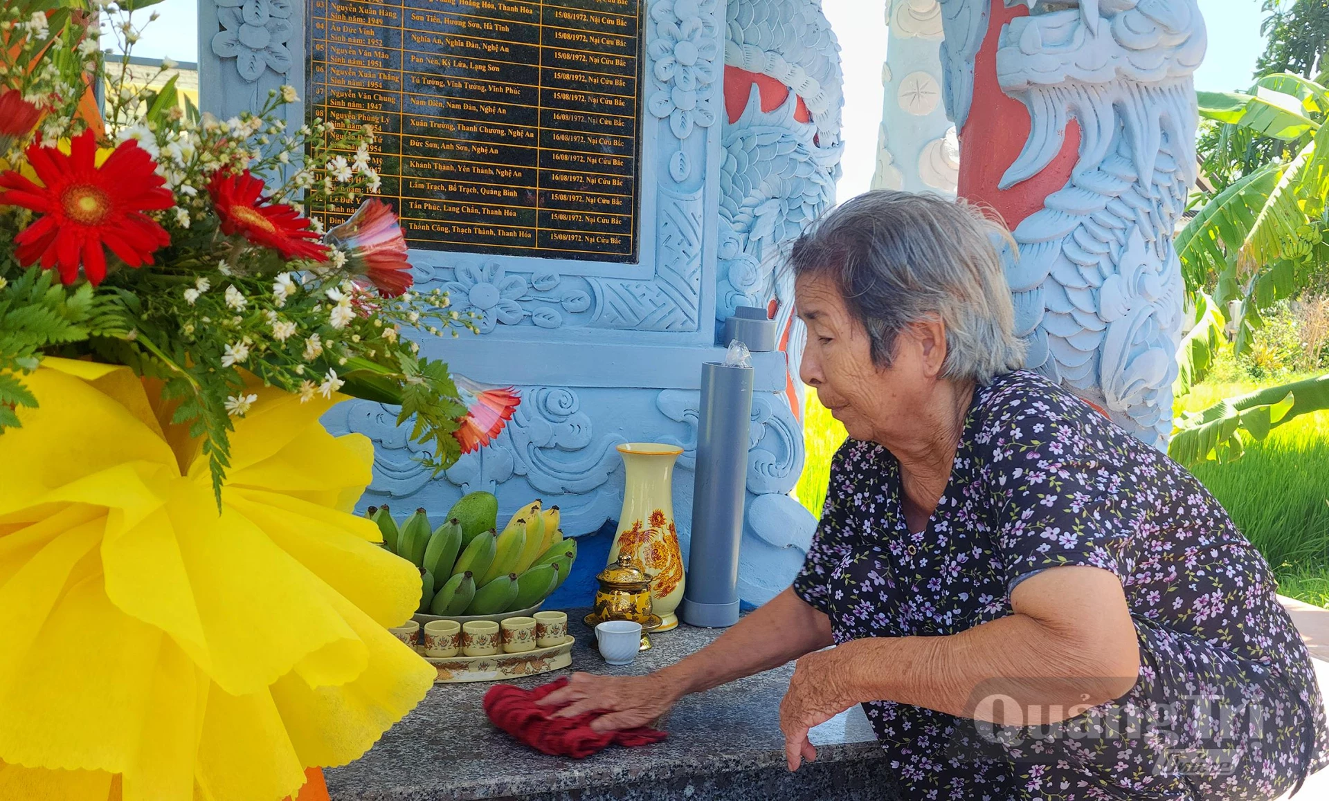 Mẹ Võ Thị Thao chăm sóc Đền tưởng niệm 13 liệt sĩ Trung đoàn 27 tại thôn Nại Cửu, xã Triệu Phong- Ảnh: T.L