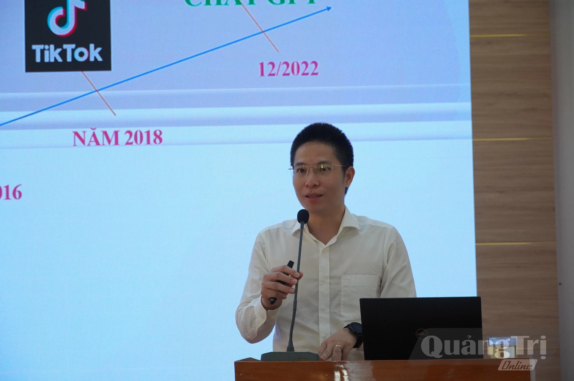 Đại diện MobiFone Quảng Trị giới thiệu những kiến thức cơ bản về trí tuệ nhân tạo (AI) - Ảnh: Thùy Trang