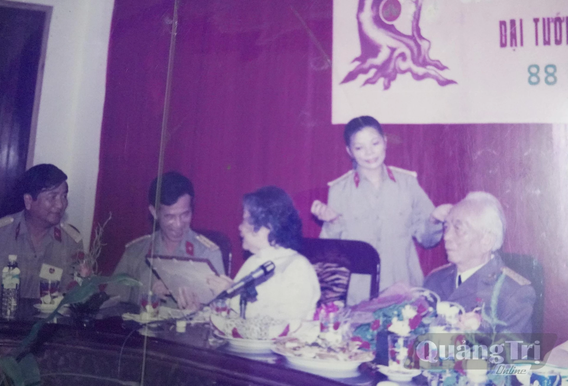 Bức ảnh chị Dương Nữ Mai Sơn hát mừng sinh nhật Đại tướng Võ Nguyên Giáp tháng 8/1999 - Ảnh: P.P