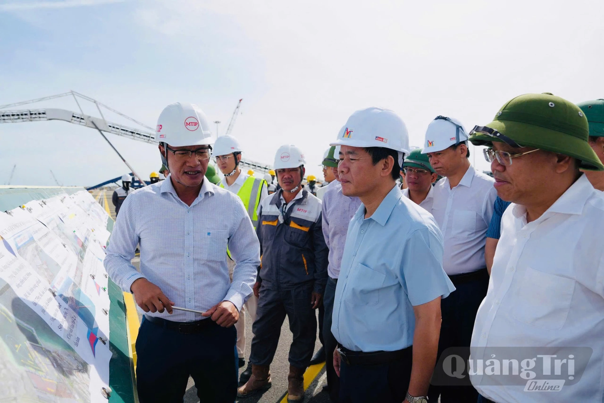 Đại diện chủ đầu tư Liên doanh VSIP – Amata – Sumitomo báo cáo Bí thư Tỉnh uỷ Nguyễn Văn Phương và đoàn công tác về tiến độ thi công hạ tầng KCN - Ảnh: Mỹ Nhị