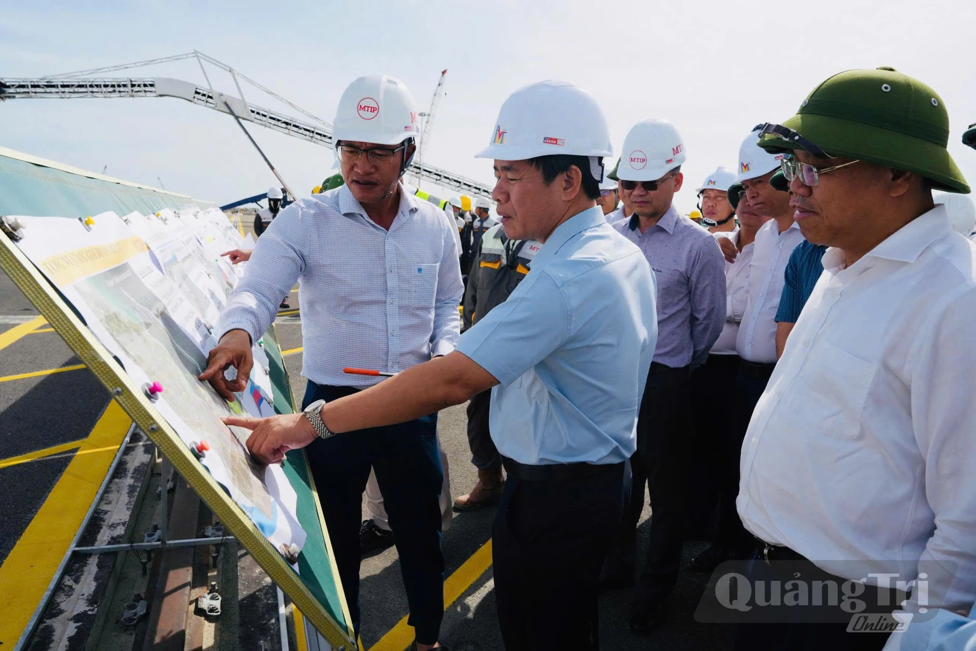 Đoàn công tác Tỉnh ủy khảo sát tình hình thực hiện dự án Cảng Mỹ Thủy - Ảnh: Mỹ Nhị
