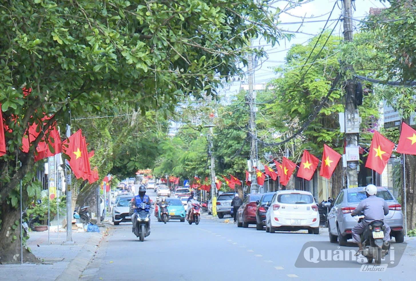 Tuyến đường cờ hoa rực rỡ tại khu dân cư ở phường Nam Đông Hà-Ảnh: P.V