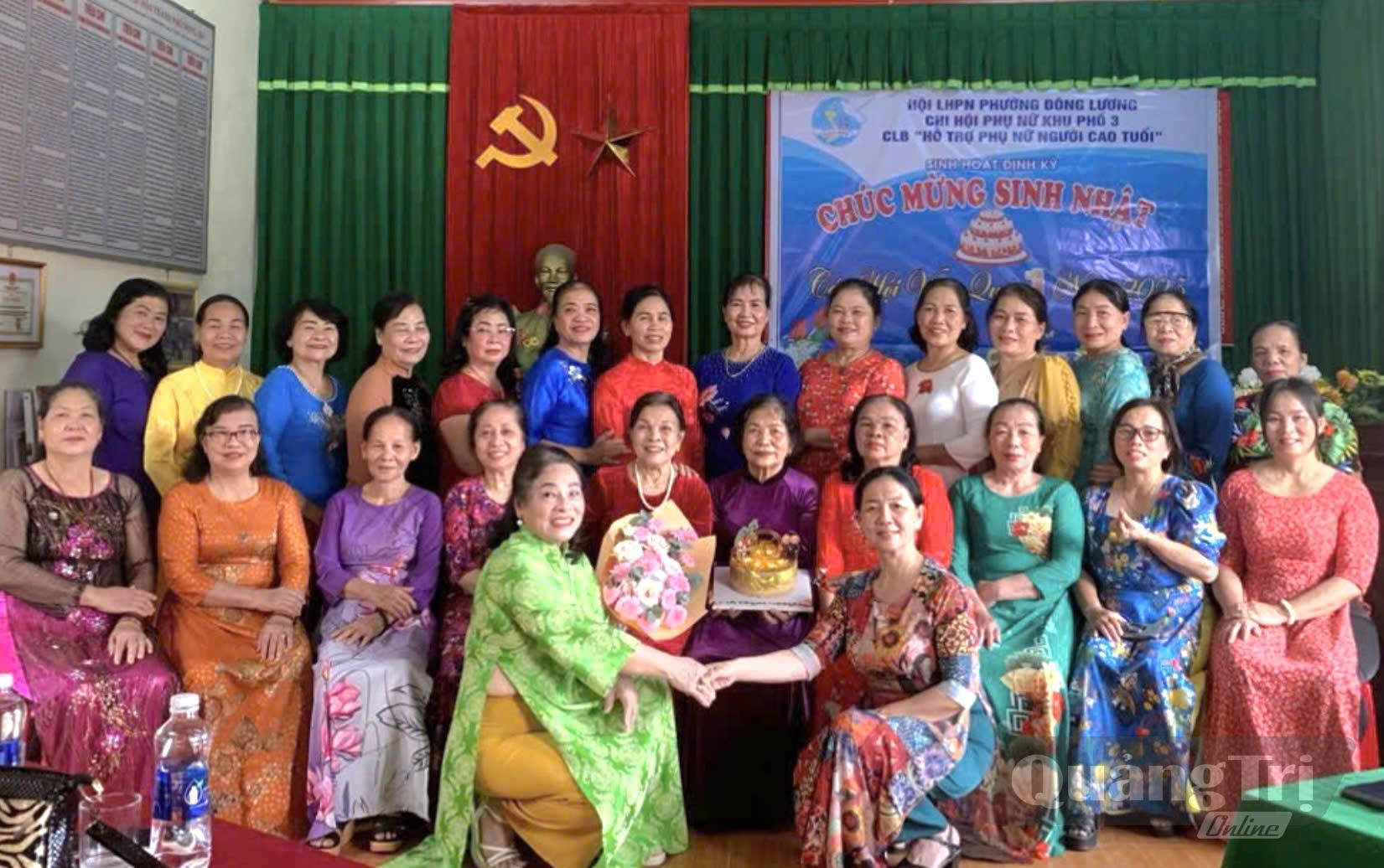 Sinh hoạt định kỳ Câu lạc bộ “Chăm sóc và hỗ trợ phụ nữ là người cao tuổi” góp phần thắt chặt tình đoàn kết ở tổ dân phố 10, phường Nam Đông Hà-Ảnh: P.V
