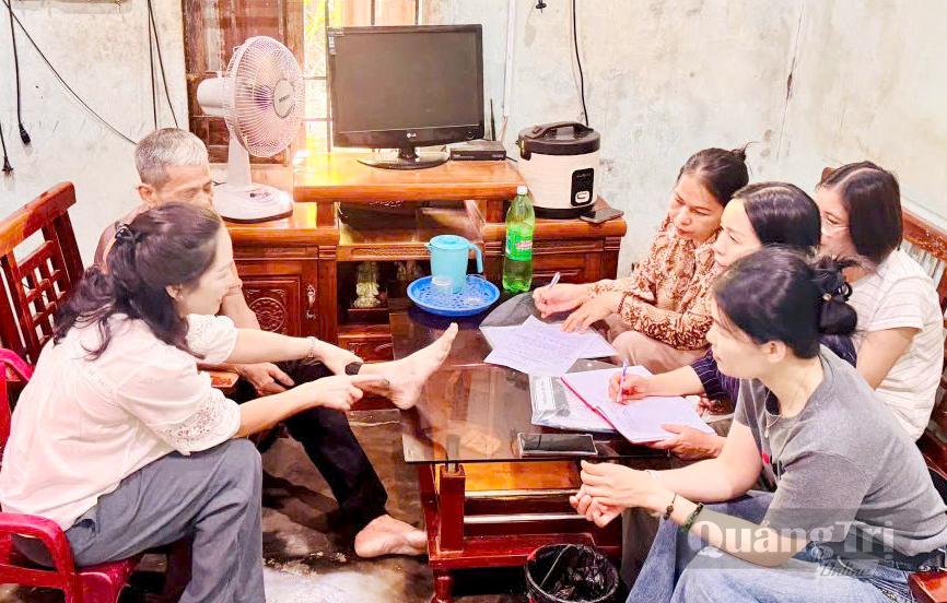 Đoàn công tác của Trung tâm Kiểm soát bệnh tật tỉnh khám và hướng dẫn cho bệnh nhân chăm sóc tại nhà - Ảnh: H.N