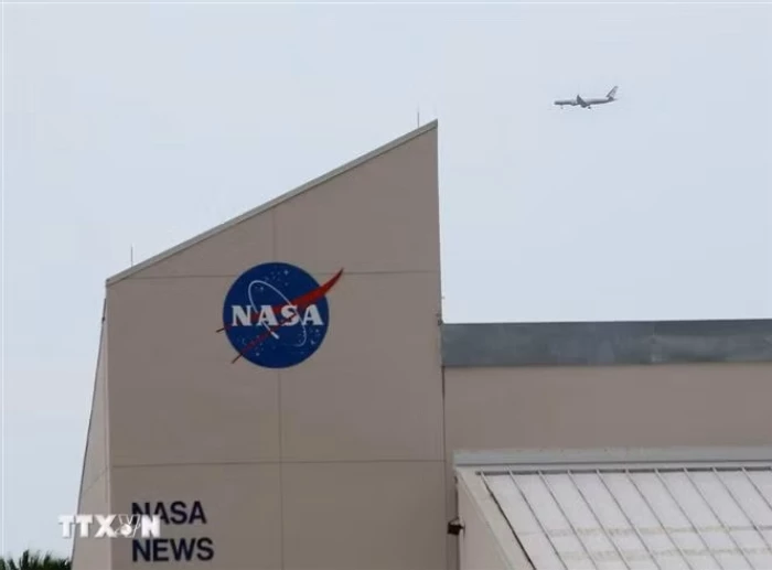 NASA công bố ảnh về hố va chạm do tên lửa SpaceX tạo ra trên Mặt Trăng