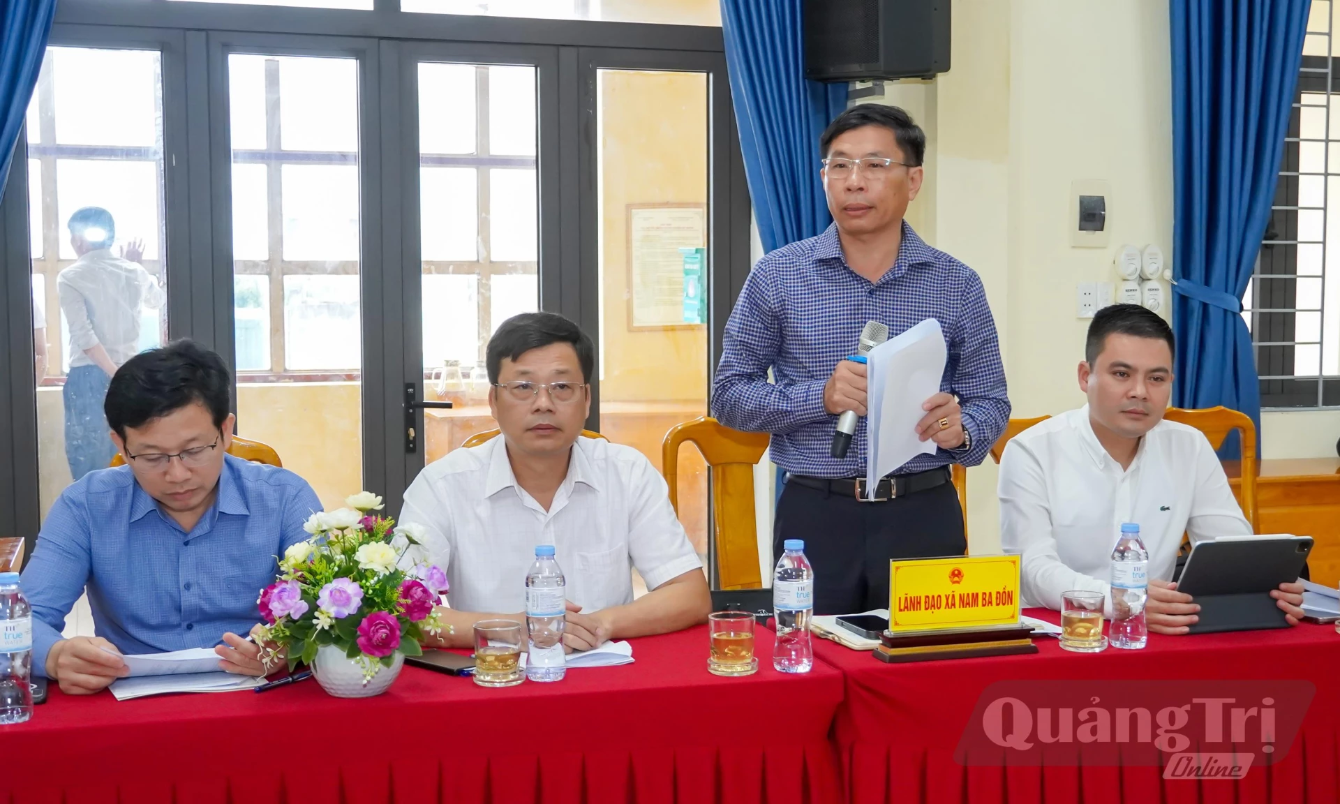 Đại diện lãnh đạo UBND xã Nam Ba Đồn báo cáo tại buổi làm việc - Ảnh: N.H