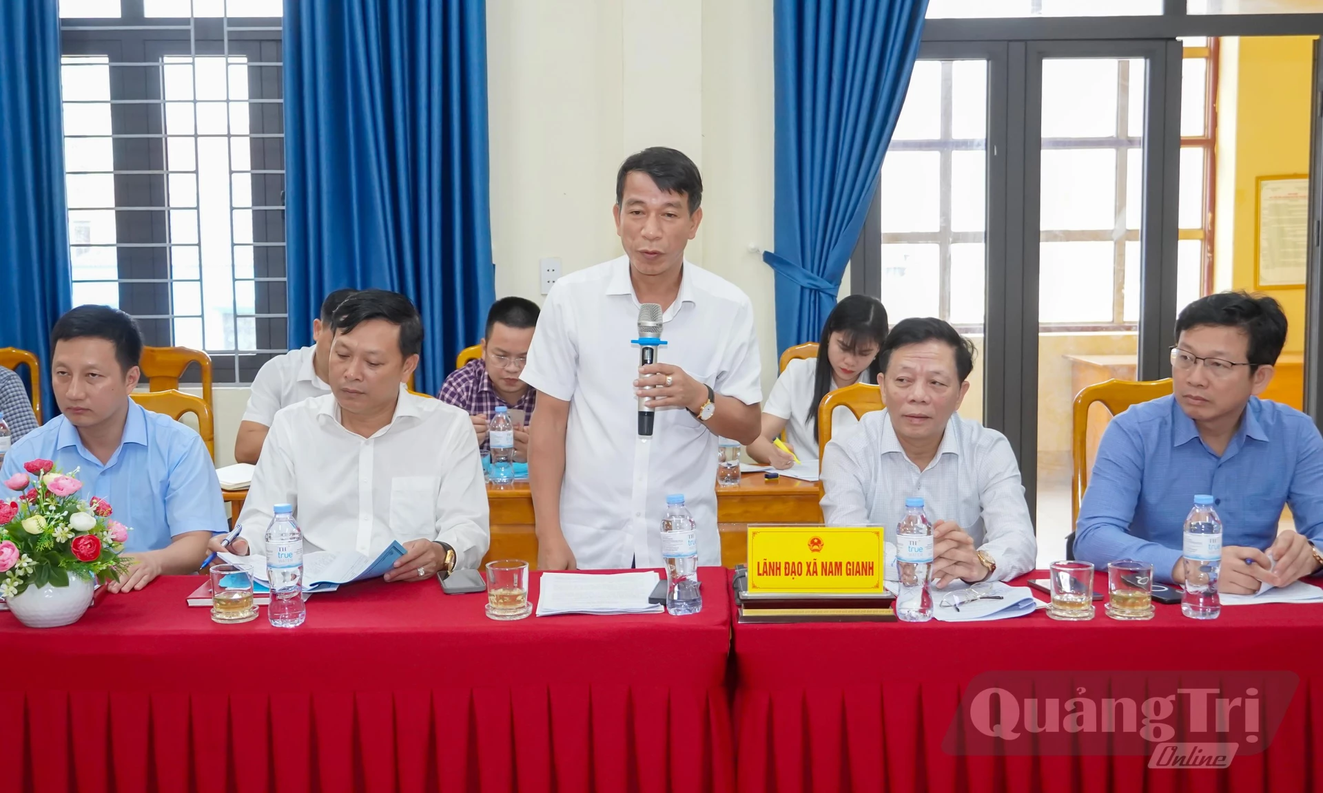 Đại diện lãnh đạo UBND xã Nam Gianh báo cáo tại buổi làm việc - Ảnh: N.H