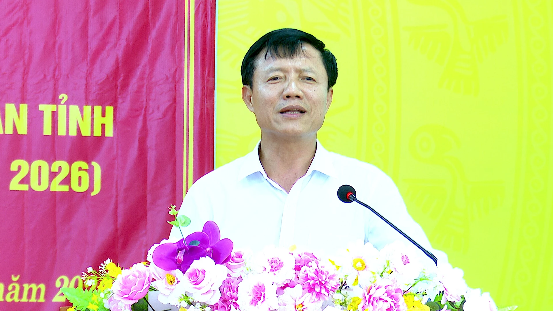 Đại biểu Phan Trần Nam thông báo đến cử tri những kết quả chủ yếu của Kỳ họp thứ 4, HĐND tỉnh khóa IX - Ảnh: Quang Ngọc.

