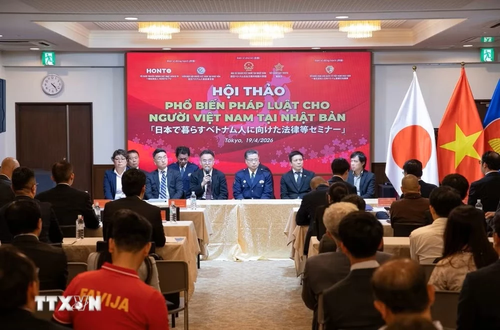 Đại diện TMPD và lãnh đạo Đại sứ quán giải đáp thắc mắc cho kiều bào trong phần Hỏi & đáp tại hội thảo phổ biến pháp luật cho người Việt Nam tại Nhật Bản. (Ảnh: Xuân Giao/TTXVN)