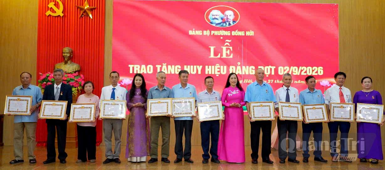 Đại diện lãnh đạo phường Đồng Hới trao tặng và chúc mừng các đảng viên lão thành - Ảnh: P.V