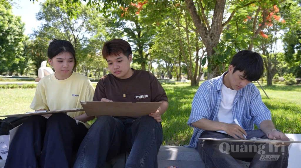 Các thành viên CLB Trạm Ký thực hiện ký họa tại Thành cổ Quảng Trị - Ảnh: A.T